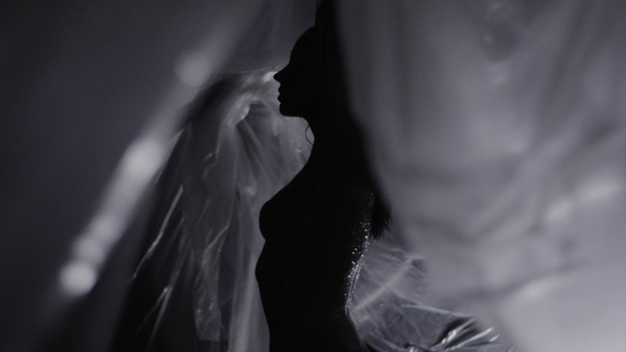 Avion Roe - "Sing Me To Sleep"