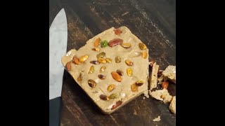חלבה ביתית עם פיסטוקים ושקדים קלויים-Homemade halva with pistachios and roasted almonds