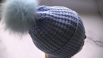 Вяжем  шапку узором с вытянутыми  петлями спицами.