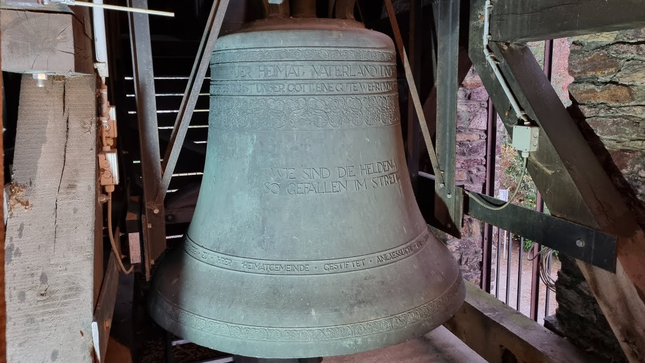 Kirche und Glockenehrenmal in Lauter (Lauter-Bernsbach/ERZ) Glocken