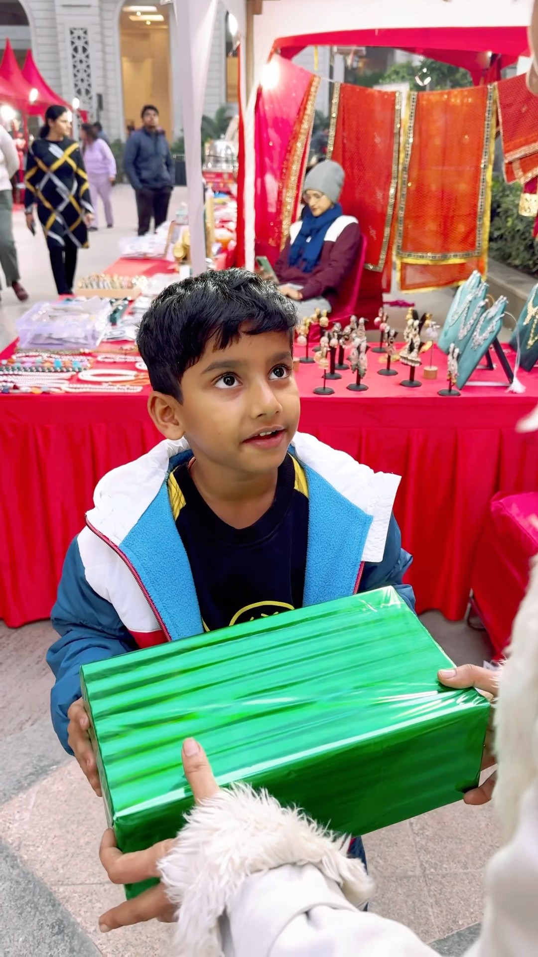 Anant ko diya santa ? ne gift ? ?