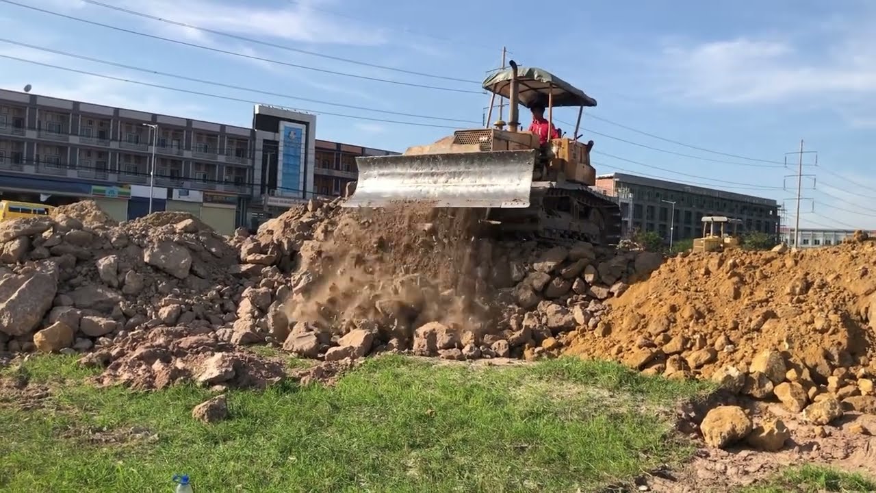 Use all your strength Land pouring work to build a house Dump Truck in komatsu bulldozer