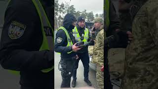 КИЕВСКИЕ МУСОРА НАПАЛИ НА ВОЕННОГО #мвс #поліціяукраїни #закон #kharkiv #shorts