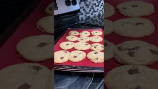 ARE YOU PAN BANGING? #chocolate #chocolatechipcookies  #cookies #baking #technique #shorts #recipe