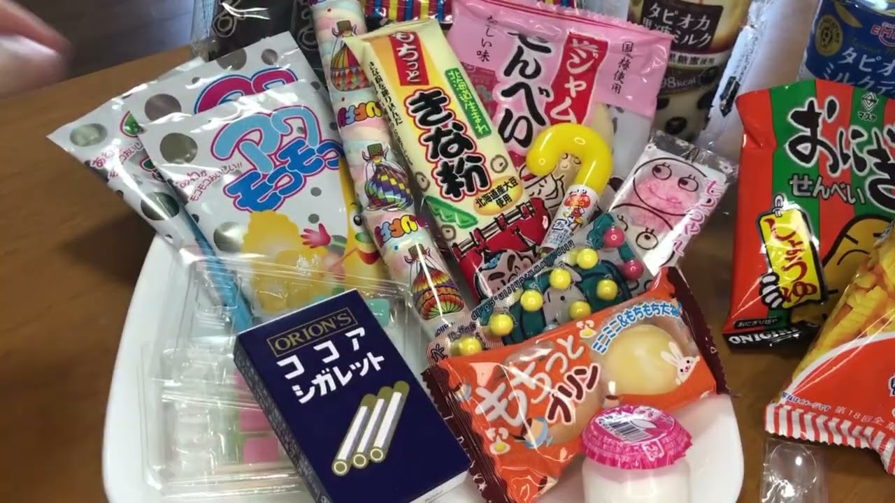 おばちゃん、子供心にかえって【駄菓子】食べる#shorts #駄菓子 #japanesefood #snacks #dagashi #sweets #먹방 #モクパン 