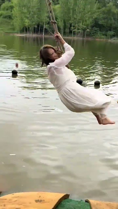 🍋#3933🧚♀️This is a fun game 🧚🧚♀️🧚♂️Rope swing #challenge #wate#swing r#shorts