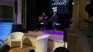 Roberto Vecchioni presenta "L'infinito" cantando per la stampa chords