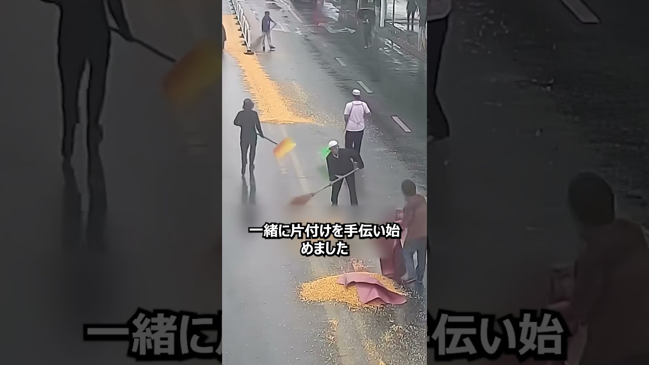 トウモロコシをこぼした運転手を助けた優しい商人たち