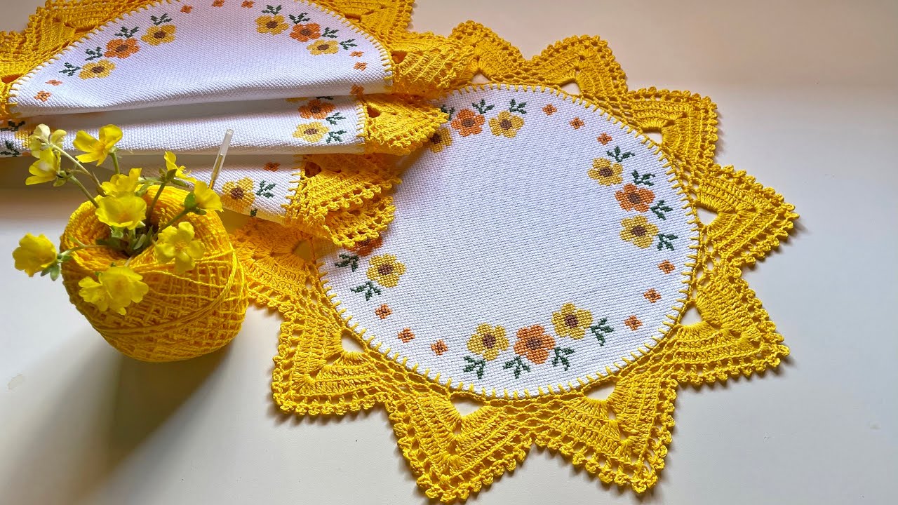 FIZ MAIS UM JOGO DE SOUSPLAT COM PONTO CRUZ E CROCHÊ