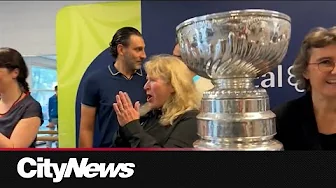 Stanley Cup in Montreal: Fans score photo with Roberto Luongo thumbnail