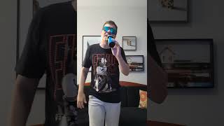 "Sou eu… no karaokê, sofrendo bonito e afinado (ou quase). Christian e Ralf que lutem!"