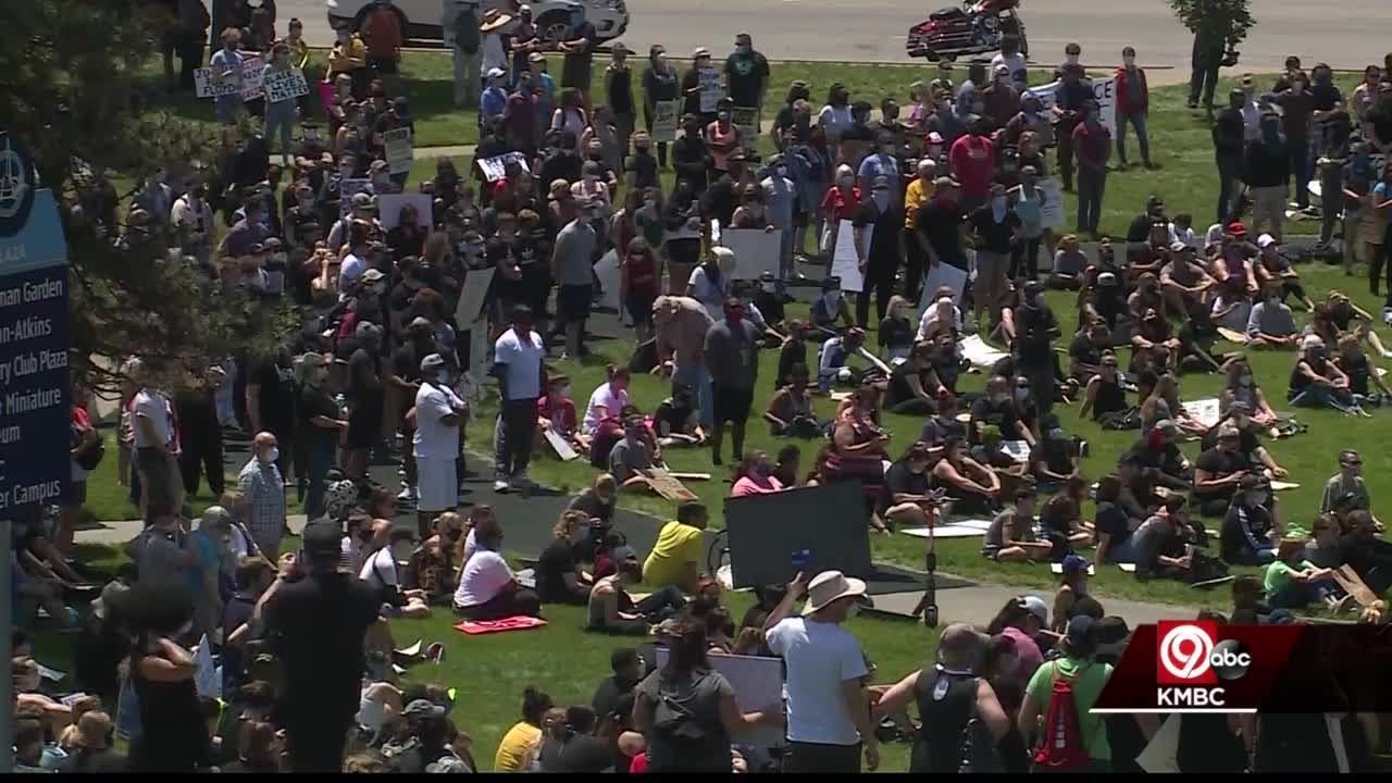 Large Crowd Gathers On Plaza To Protest Sunday Youtube 