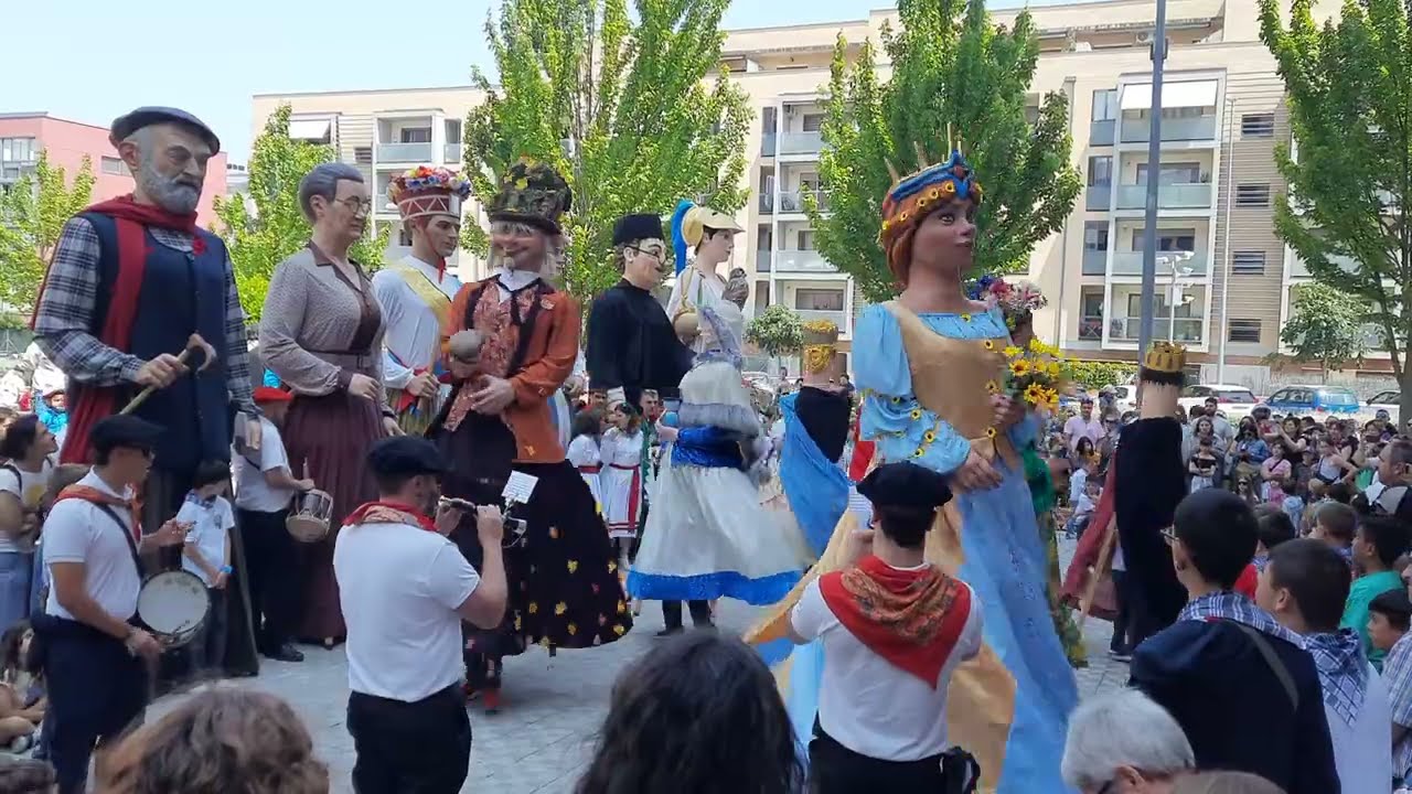 Baile de los Gigantes de la Comparsa Txiki del Valle de Egüés - Fiestas de Sarriguren 2025