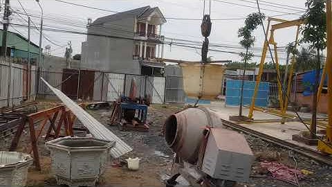 Tháo lòng trong khuôn Abs lục giác 83 bằng cầu trục 7 tấn