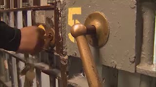 Illinois prisons face criticism over outdated recidivism statistics