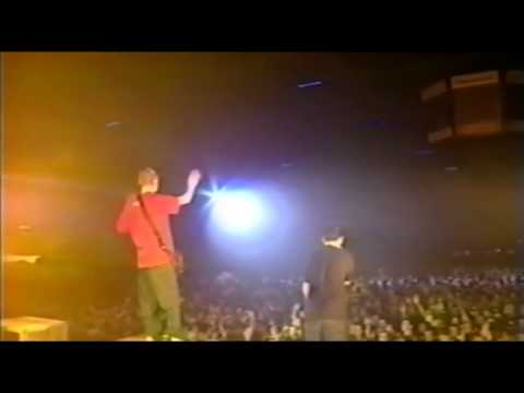 Linkin Park stopped show to help fan who fell down on the floor- London, Docklands Arena 16.09.2001