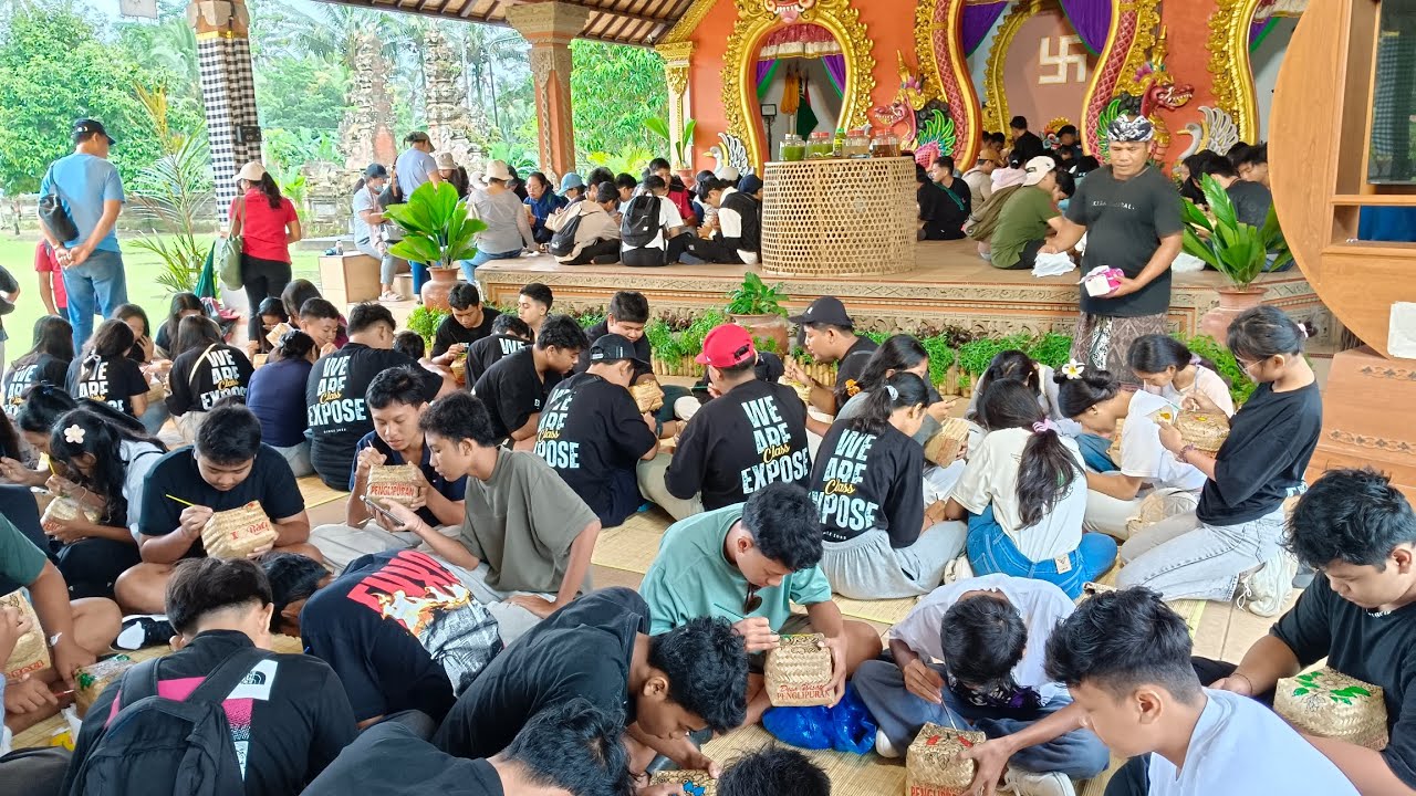 285 siswa SMP Negeri 2 Kuta Badung serius mewarnai keben