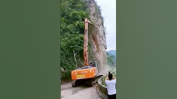 The process of mountain excavation = good machinery can improve efficiency.