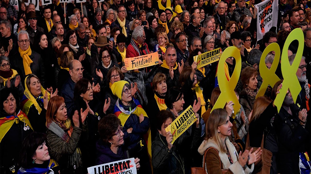 Decenas de miles de personas protestan en BARCELONA contra la deriva ...
