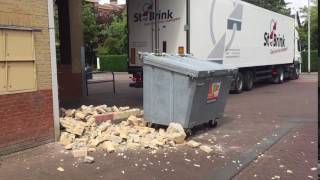Vrachtwagen ramt muur Albert Heijn