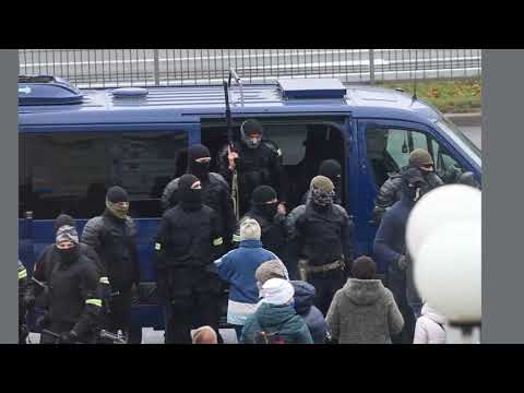Силовики в Минске начали штурм мемориала на Площади перемен