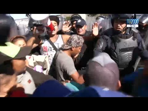 Messico, 500 migranti tentano di forzare il confine con gli Usa. Scontri con la polizia