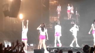 131012 Sooyoung & Yoona boxing Singapore G&P