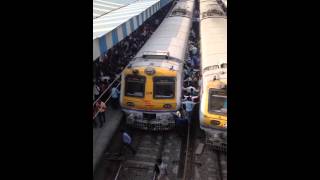 Amazing mumbai local crowd