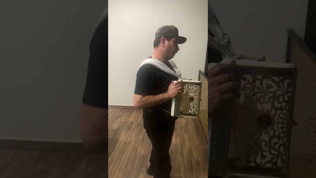 Pavel Moreno tocando unas melodías en accordion de botones