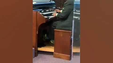 Rev. Lonnie Thomas, smooth as ever on the Hammond ...