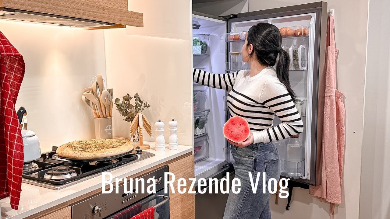 Acordo às 4h, faço a lancheira do marido, asso torta de frango e organizo a casa. Vida disciplinada.