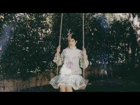Melanie Martinez - Gravitate