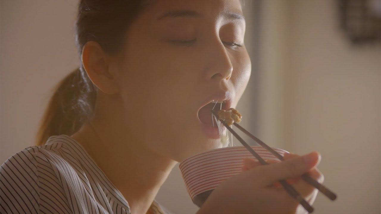 橋本マナミ 糸引く納豆をぱくり さとうほなみ 武田梨奈らも出演 映画 Sexual Drive 予告編 Youtube