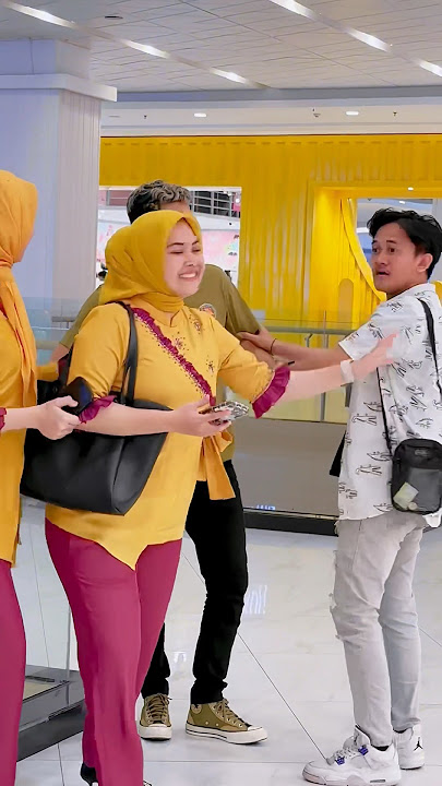 PRANK JAHILIN CEWE TEMBEM BIKIN NGAKAK #prank #viral #shorts #ngakak