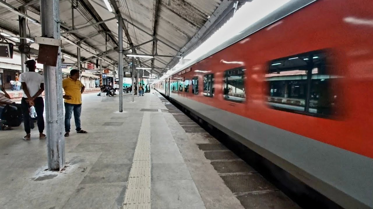 22221 Csmt - Nzm Pushpull Rajdhani Express Skipping Crowded Dadar At ...
