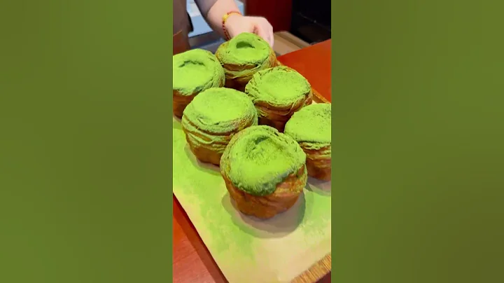 YouLookYummy1138|Drinkable Lava Matcha Croissant? A New Way to Enjoy Pastry!可以喝的流心抹茶可颂！