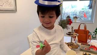 Rengarenk Bardakların Altında Emzikli Şeker Bulamaca. Yuşa Hile Yapıyor Eğlenceli Çocuk Videosu