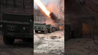 Imponente Este Sistema Lanzador De Cohetes Múltiple Ruso