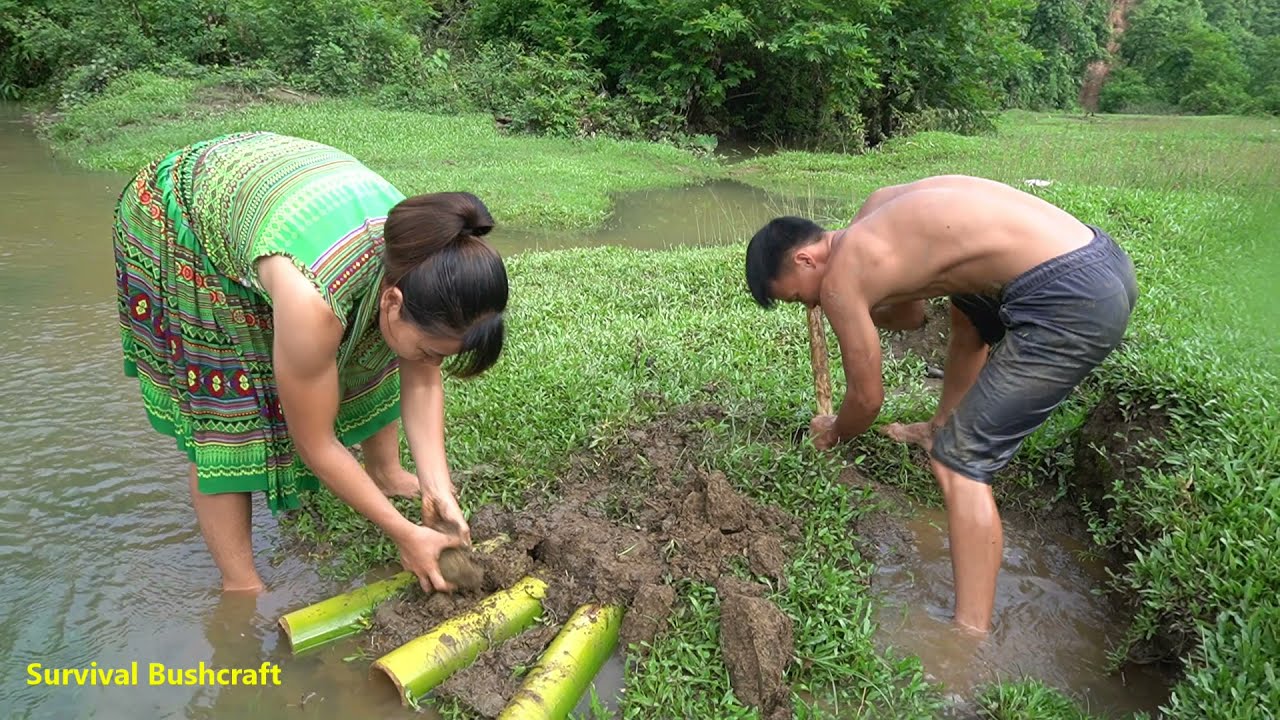 Couple Bushcraft  - Survival Skills Dig Deep Mud Using Bamboo Tube To Crab Trap - Easy Catch Crab