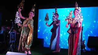 Thai traditional dance by Iyarus show รำอวยพร กิ่งไม้เงินทอง โดยไอยรัศมิ์โชว์