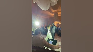 Thumbnail of El baile con papá es un clásico de las bodas 💗 donde la música juega el papel más emotivo 🎻💍 #baile