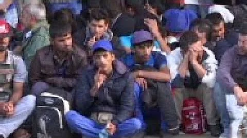 Migrants stuck as Germany suspends trains