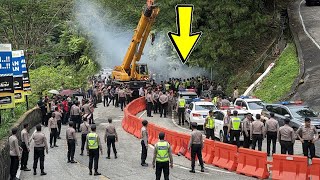 Download Lagu GAWAT !!! JALAN TERPAKSA DITUTUP TOTAL, Insiden Fatal Crane Besar Diturunkan Ke Sitinjau Lauik MP3
