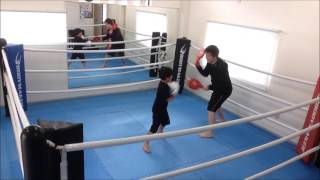 小学生のミット打ち、運動、習い事は大阪でボクシングのプライベートレッスンジム、ソアーボクシング