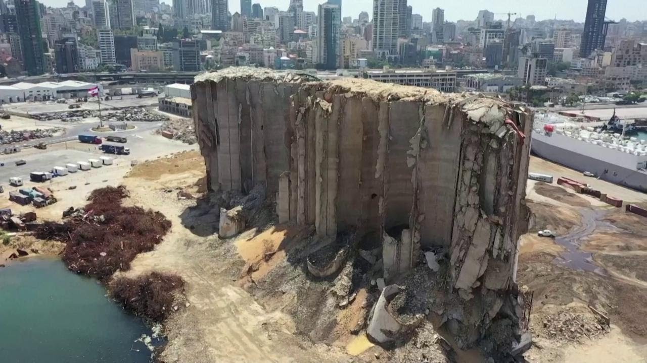 Beirut un anno dopo l'esplosione, le immagini aeree del porto distrutto