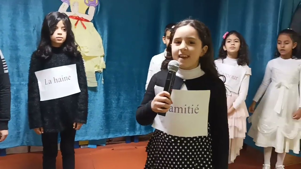 une pièce théâtrale intitulée #la vie# présentée  par (4AEP)