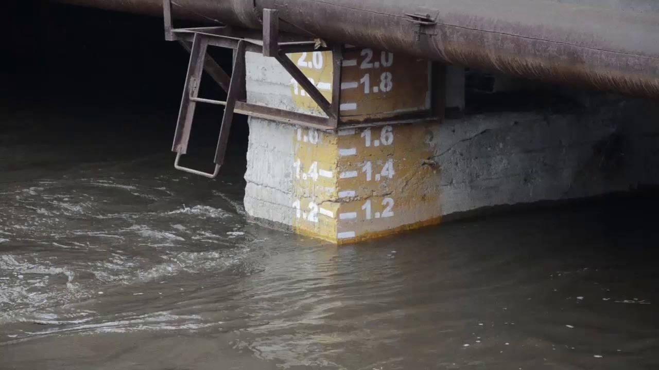 Кратковременное поднятие воды в реке. Поднятие воды. Подъем уровня воды. Подъем уровня водоемов. Подъем реки подтопление участок.