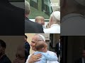 El papa de los niños: León XIV acuna y consuela a un bebé que lloraba desconsoladamente