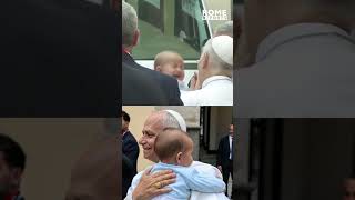El papa de los niños: León XIV acuna y consuela a un bebé que lloraba desconsoladamente