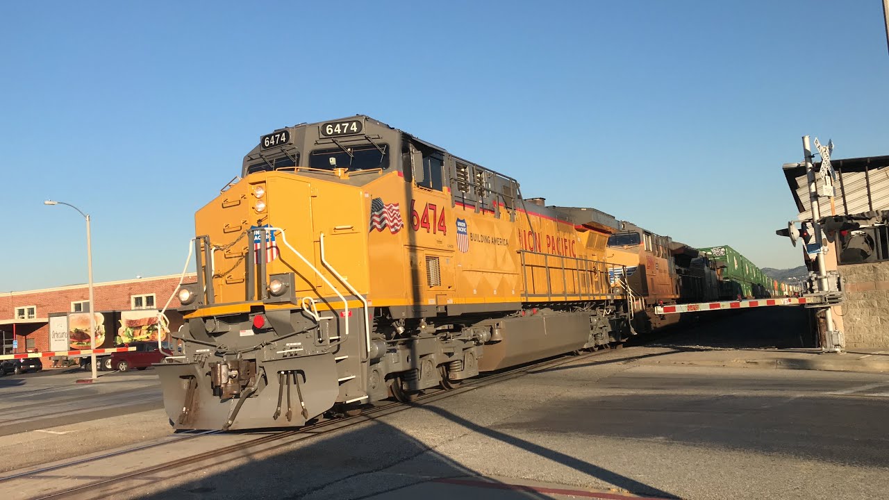 WB UP Intermodal/WB Metrolink arriving at Station